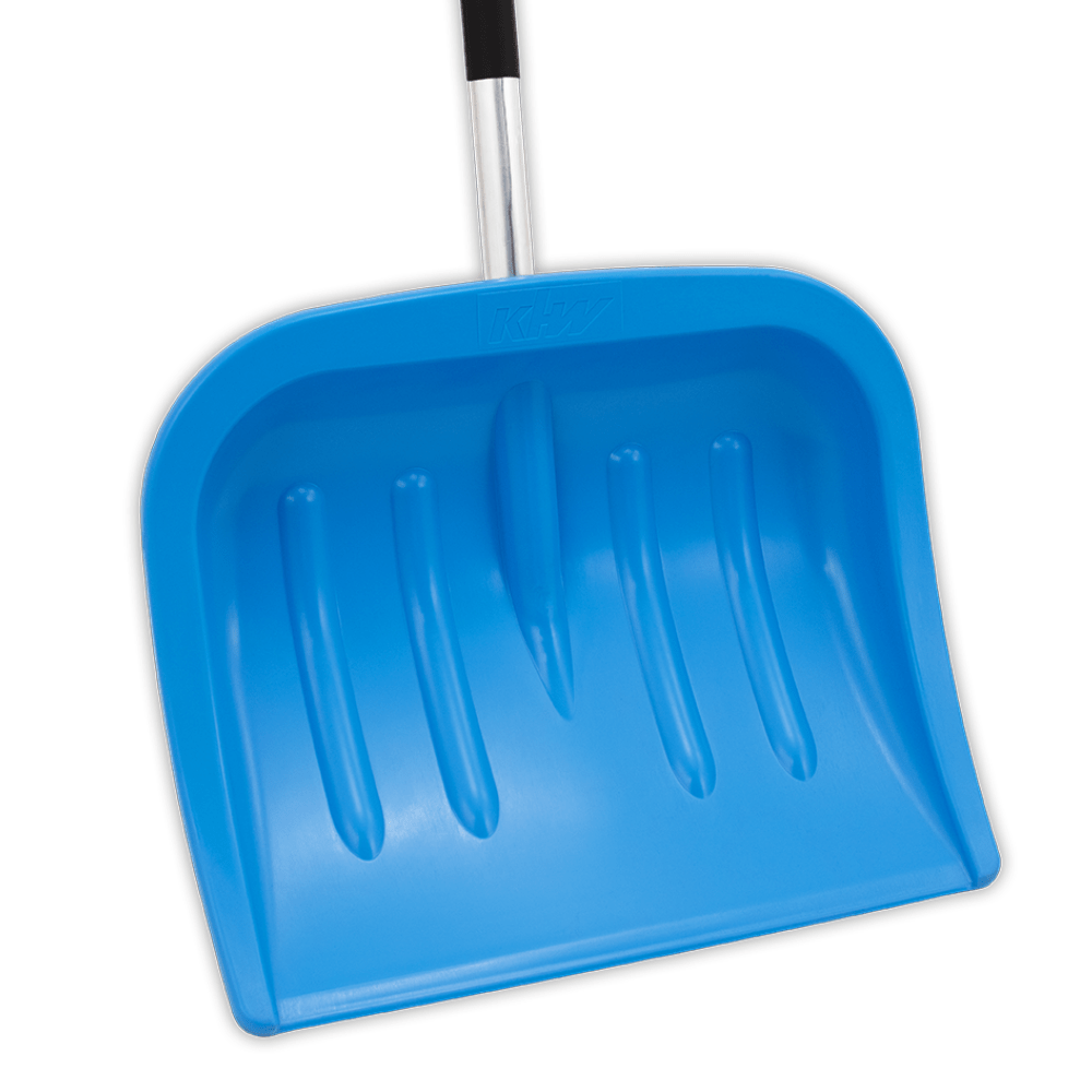 Detailansicht der blauen Kunststoffschaufel des Kinderschneeschiebers „Snow Sweeper Kids“ mit Aluminiumstiel und Gummigriff.
