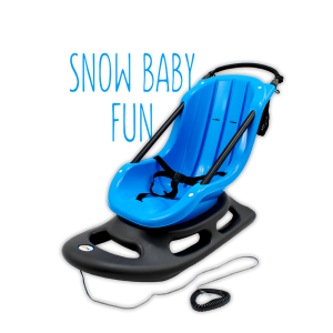 Blauer Babyschlitten mit schwarzem Unterteil, Sicherheitsgurt und Schubstange, auf hellem Hintergrund. Darüber steht der Schriftzug „Snow Baby Fun“.