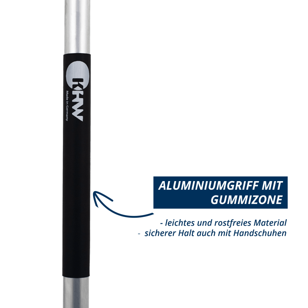 Detailaufnahme des Aluminiumgriffs mit schwarzer Gummizone und KHW-Logo am Schneeschieber „Snow Sweeper Kids“.