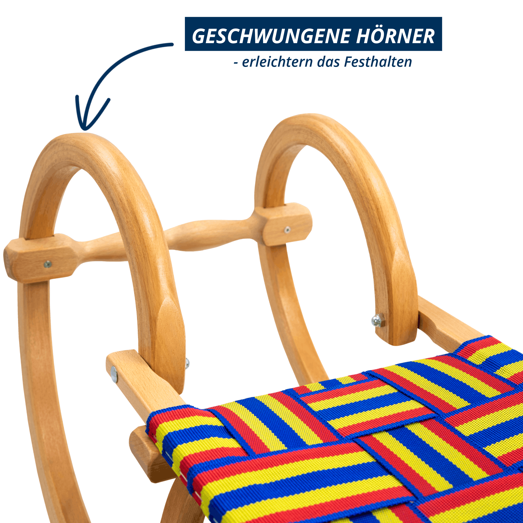 Detailaufnahme der geschwungenen Hörner eines Holzrodels aus Buchenholz, ergonomische Form erleichtert das Festhalten beim Rodeln.