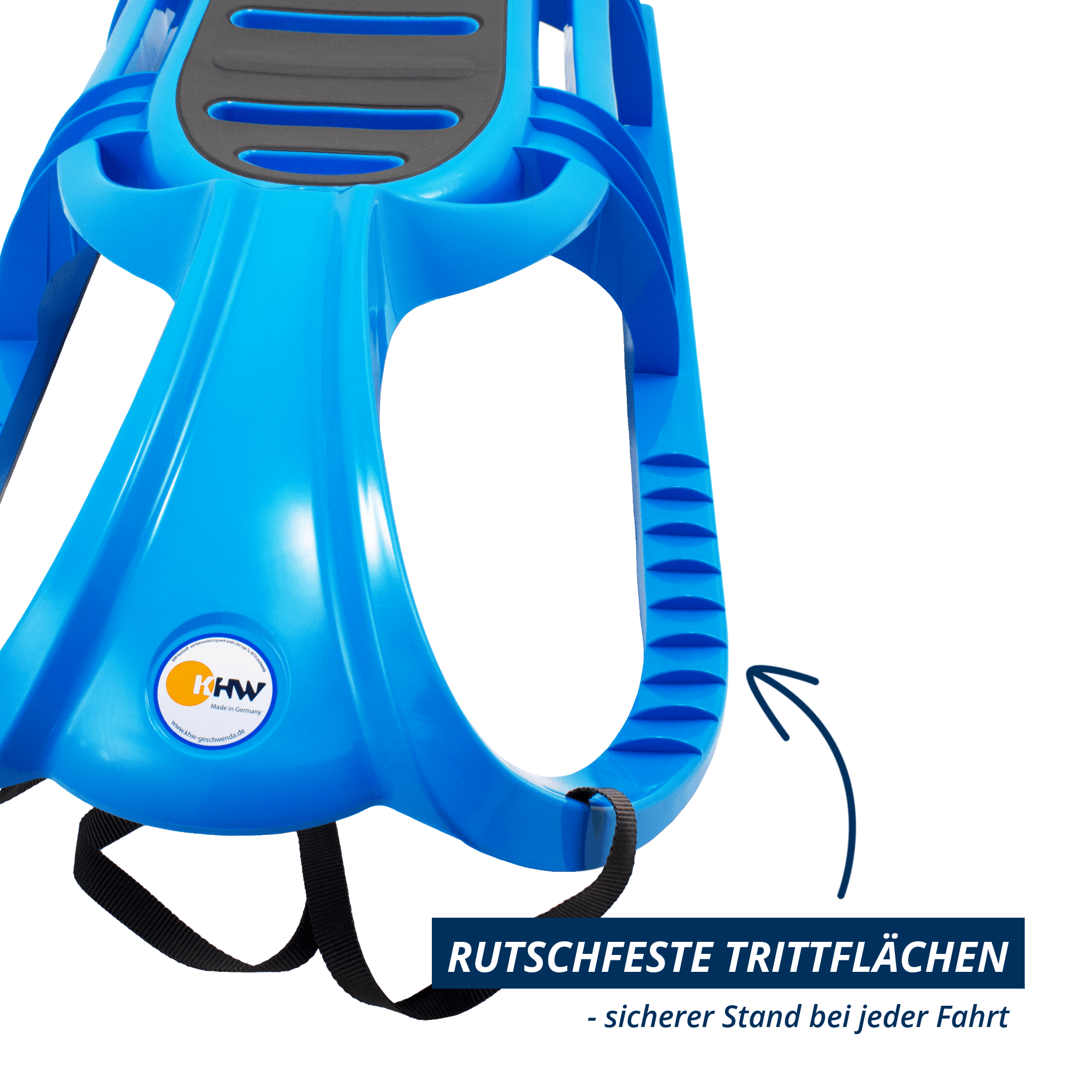 Detailansicht der rutschfesten Trittflächen am eisblauen KHW Snow Tiger Comfort Schlitten. Hinweis im Bild: sicherer Stand bei jeder Fahrt.