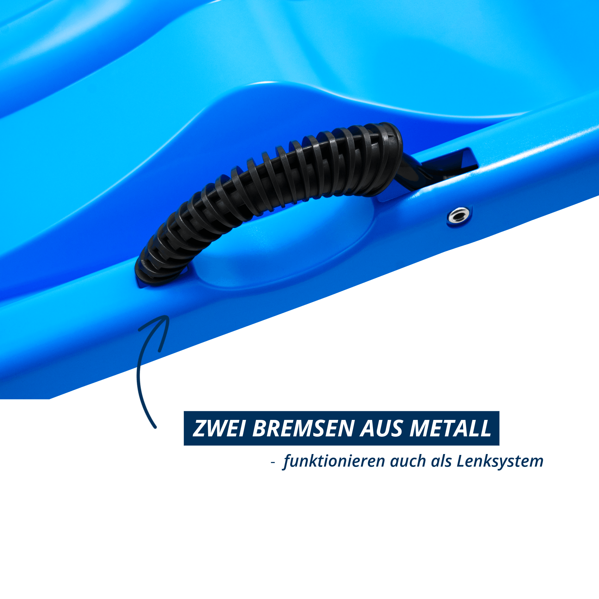 Nahaufnahme eines anthraziten, geriffelten Bremsgriffs am blauen Schlitten. Zwei Bremsen aus Metall dienen zugleich als Lenksystem.